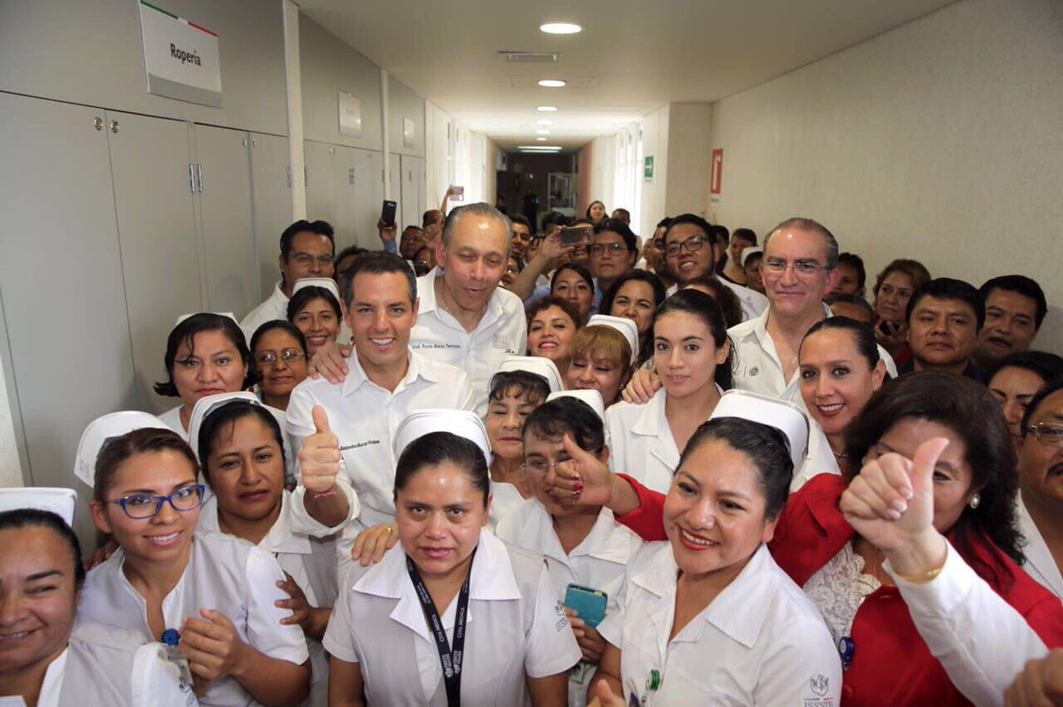 alejandromurat's tweet photo. Junto al Lic. @ReyesBaeza Dir. del @ISSSTE_MX, inauguramos la Ampliación de la Clínica Hospital de Huajuapan. #JuntosConstruimosElCambio. https://t.co/kbr710cFBv