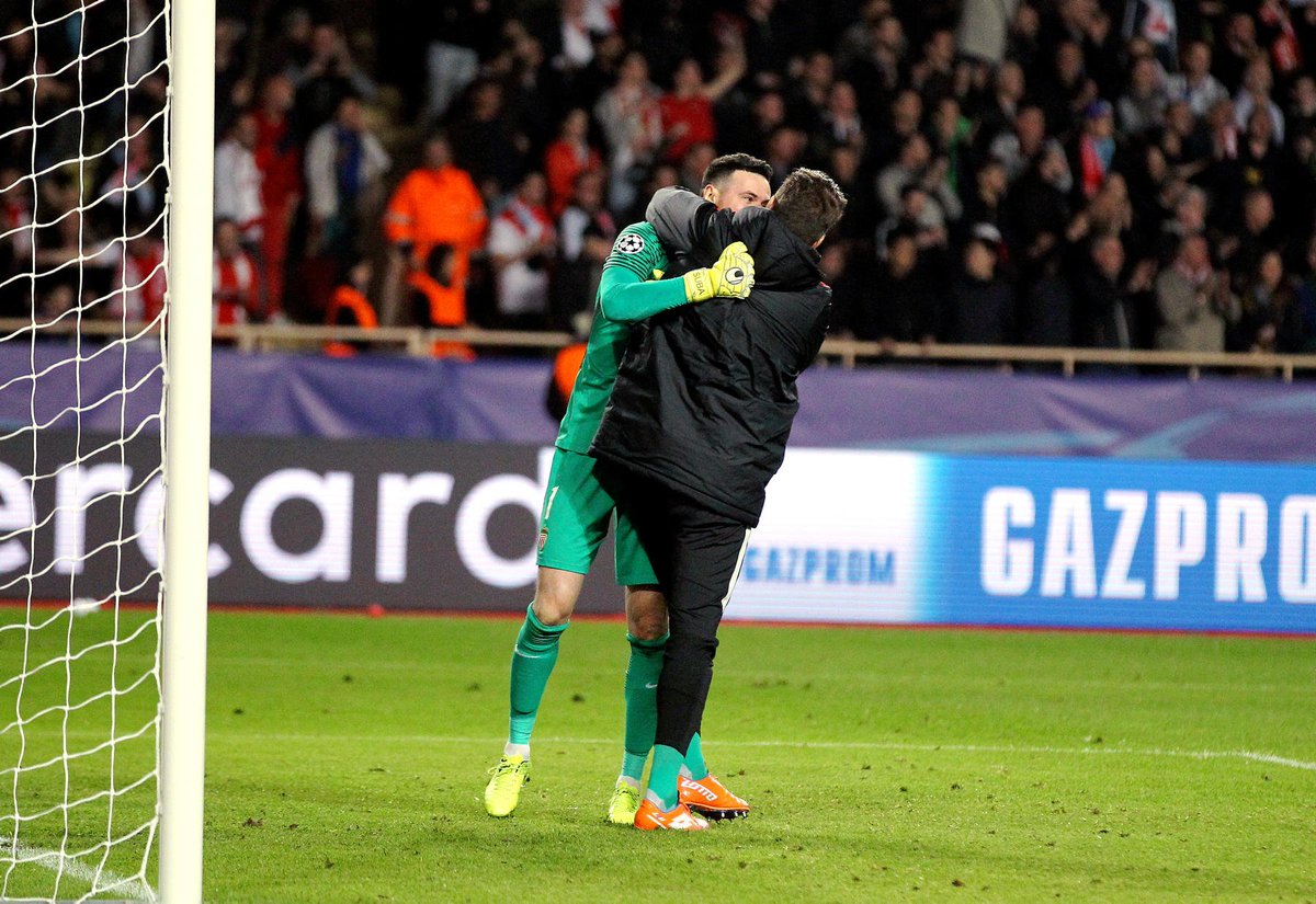 gieffo's tweet photo. La joie des gardiens @SubasicDanijel et @m_desanctis26 #ASMCITY @AS_Monaco https://t.co/9ztgJTrrZ8