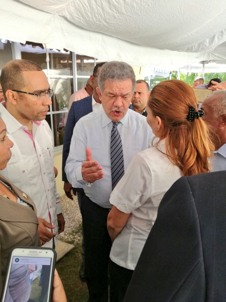 Hamletamadomelo's tweet photo. Me llena de regocijo que el Pte. @LeonelFernandez nos haya acompañado a almorzar en nuestra casa hoy; después de exponer @RD_2044  anoche.🙌👆 https://t.co/QljuEuFt37