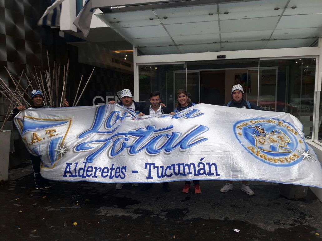 LocuraTotalAld's tweet photo. Integrantes de nuestra peña se encuentran en Montevideo para vivir el encuentro entre @OficialCAP y @ATOficial 

#LocuraTotalAlderetes https://t.co/x98rJqwP07