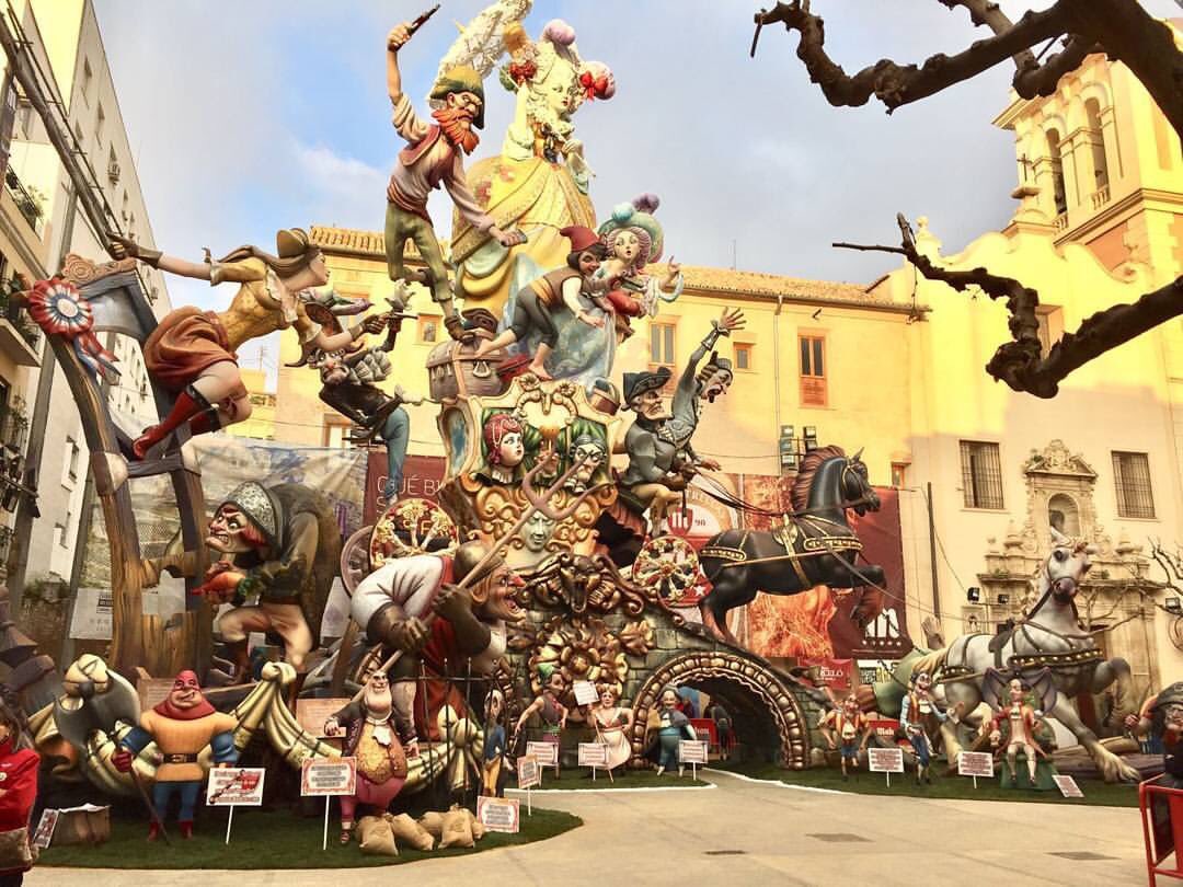 Mninonano's tweet photo. Hem parlat de falles, hem gaudit de la plantà i tenim un monument espectacular à la @FalladelPilar Gràcies Paco Torres, el nostre orgull. https://t.co/rUeuREHTgc