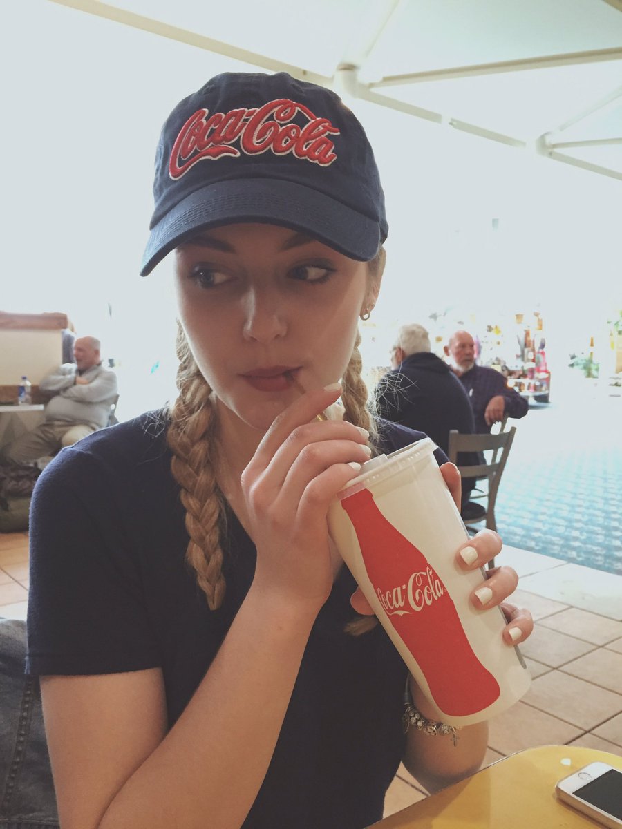 ellevirginia's tweet photo. when you accidentally dress like an advertisement #coke https://t.co/Ntyt6xsxal