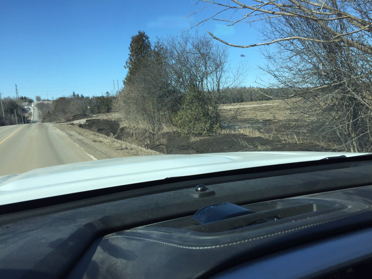 Superskylane's tweet photo. The difference between no till and moldboard plowing. Taken on the same road, less than a mile apart. https://t.co/r7ulr4eHUn