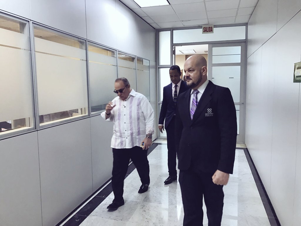 AmoMiQuisqueya's tweet photo. Los senadores a su entrada en la Procuraduria @cmariottijr y @SenadorDionisSn acompañando @ReinaldoPared. https://t.co/5U8Jn7xCNO