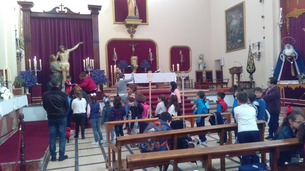 CDescen's tweet photo. Visita de los niños de la Catequesis de nuestra Parroquia.
#SoydelDescendimiento
#50añosparaLinares https://t.co/vaFhzaW4dp