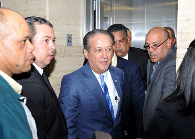 lasmunicipales's tweet photo. Pared Pérez acude a Procuraduría General por caso #Odebrecth, a su salida expresó: "El que no tiene hecha no tiene sospecha." @ReinaldoPared https://t.co/jmSVXvbjSG