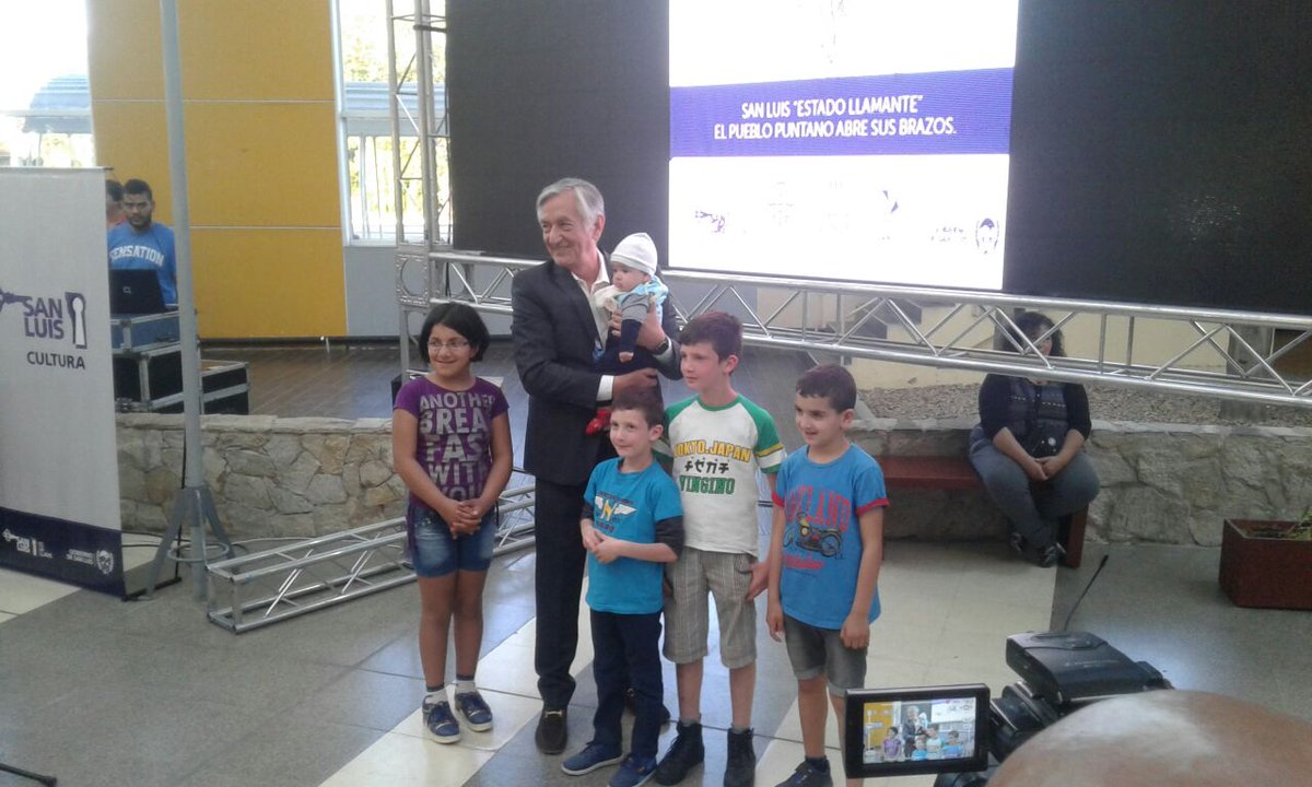 alberto_rsaa's tweet photo. Los refugiados son nuestros hermanos y estos niños son nuestros hijos. @CascosBlancos @ANUE_ONU @CasinaPioIV https://t.co/CAkxFQvxEO