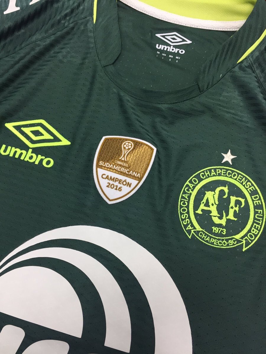 ActuFoot_'s tweet image. Le nouveau maillot de Chapecoense. 

Une étoile au-dessus du blason rend hommage aux victimes du crash survenu en novembre dernier.