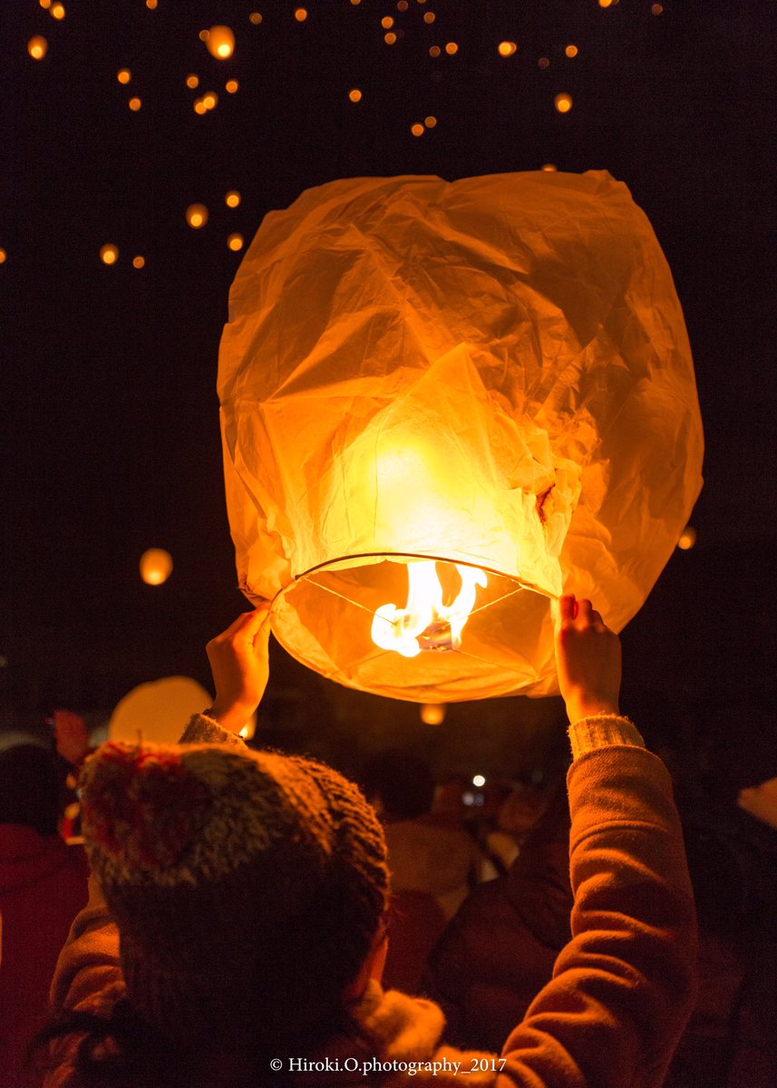 Hiroki 花火撮影中 ランタンに憧れること早何年でしょうか 千もの天に昇るランタンを見上げた時 わーっと声が漏れ 感動しすぎて手が止まりました ランタンと花火は同時に上がらないため比較明合成 つなん雪まつり Mar 11 17 津南雪まつり スカイ