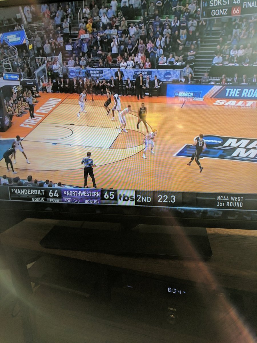 valpovines's tweet photo. Bryce Drew has no timeouts left... 😂 https://t.co/1lGd86nO4P