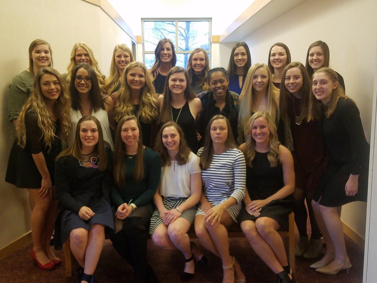 TommieWBBall's tweet photo. USTWBB looking good at the Final Four banquet. https://t.co/1ZOqX2y0Iy