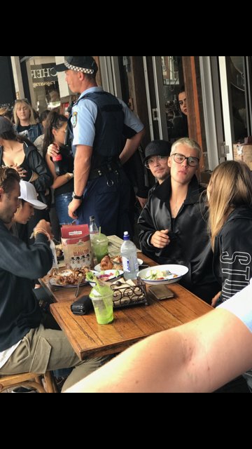 ATTENTION #Beliebers <a href="/justinbieber/">Justin Bieber</a> is at Chargrill Charlies Mosman <a href="/gordie_waters/">Gordie Waters</a> 😙😙
