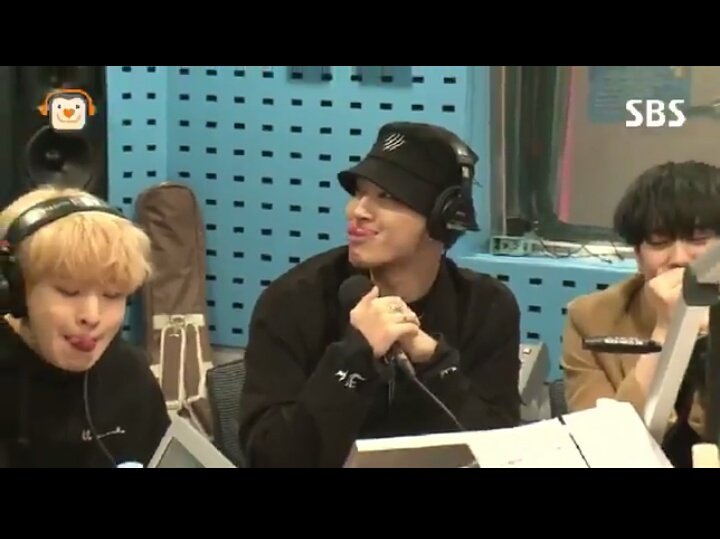 Somark9394's tweet photo. ขำยัยแจนนน พยามใช้ลิ้นแตะจมูกเหมือนแจบอมฮยอง จนเค้าทำเสร็จละ ยัยก็ยังแตะไม่ถึง 😂
หนูลู๊กกกก 💚💚
#NerverEver #GOT7 https://t.co/n3AbWh2PLk