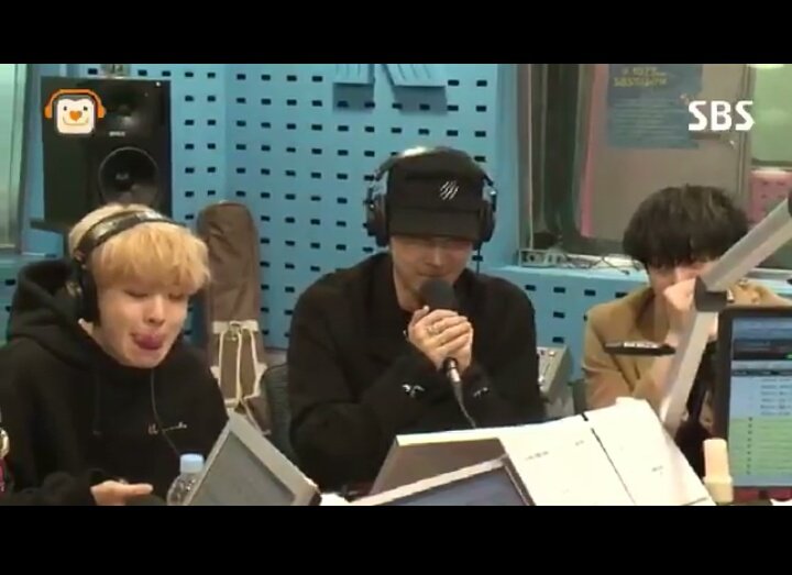 Somark9394's tweet photo. ขำยัยแจนนน พยามใช้ลิ้นแตะจมูกเหมือนแจบอมฮยอง จนเค้าทำเสร็จละ ยัยก็ยังแตะไม่ถึง 😂
หนูลู๊กกกก 💚💚
#NerverEver #GOT7 https://t.co/n3AbWh2PLk