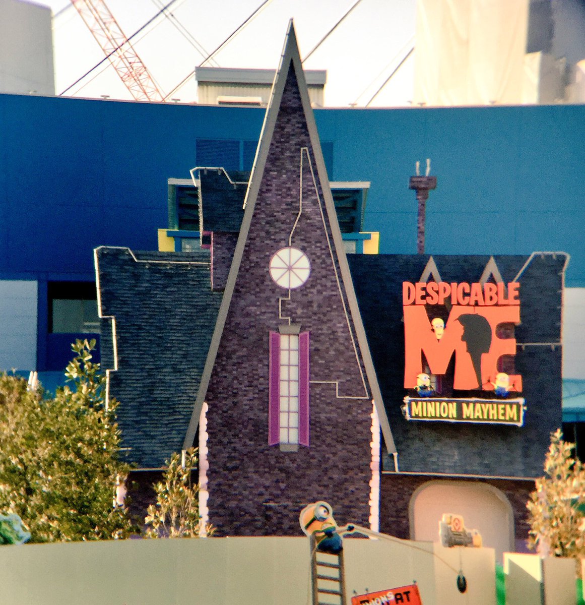 Usj情報局 L C A Studios Usj 新エリア ミニオン パーク ほぼ完成してました グルー の家もお披露目されています ミニオンの仕業か 建物の表側だけスプレーで色が塗られています 芸の細かいエリアになりそうですね Usj ミニオン