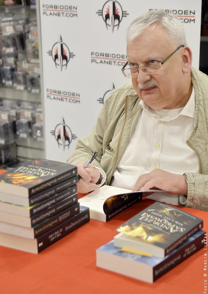 marcin_libera's tweet photo. ANDRZEJ SAPKOWSKI signs his book LADY OF THE LAKE! Tonight @ForbiddenPlanet #London @Gollancz #Witcher #LBF17 #LBFpoland @polishf 
@Emitonet https://t.co/33Tf09Dw9l