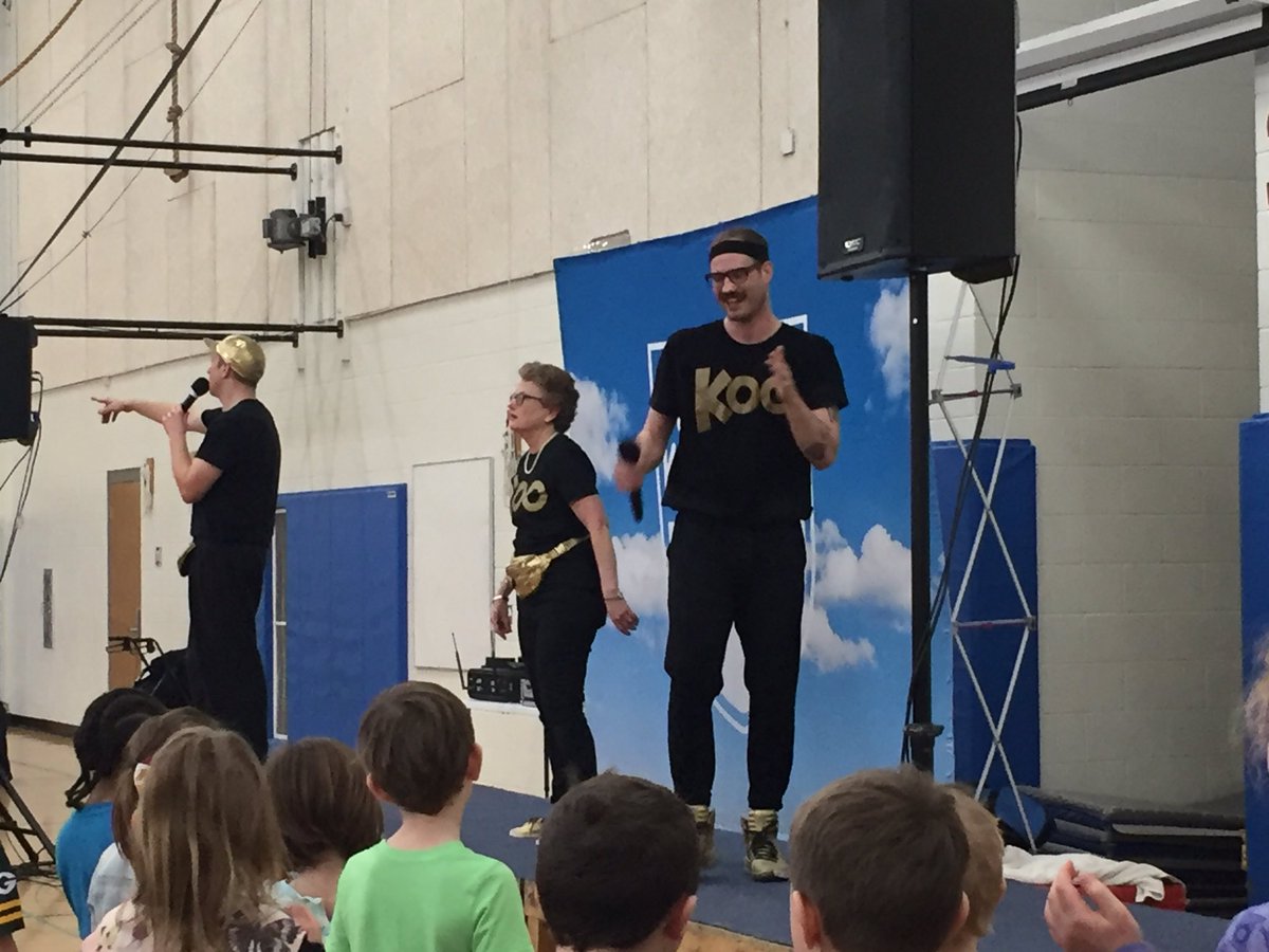 LThomas120's tweet photo. Kookoo Kangaroo came to our school today!! It was so much fun! Our principal rocks! Dancing with kookoo kangaroo!! https://t.co/qiaCtxEA9I