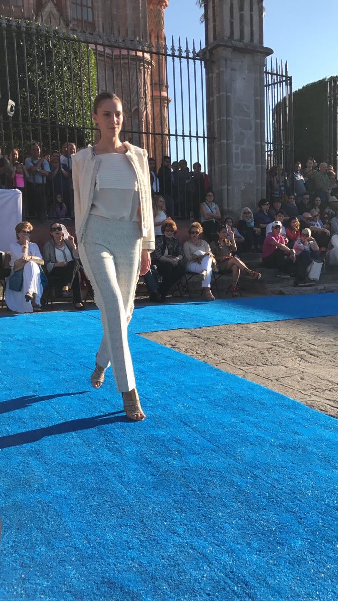CRISMAvamosmex's tweet photo. Es un gusto tener a @lydialavin en el @FashionDaysSMA #CRISMA https://t.co/EUXzZ9Lfxr