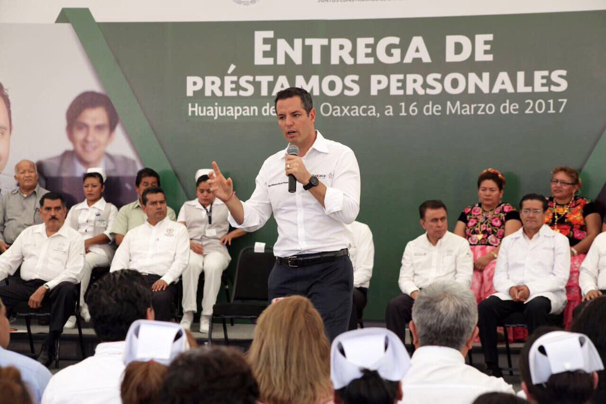 alejandromurat's tweet photo. En Huajuapan de León, acompañé al Dir. Gral. del @ISSSTE_mx, @ReyesBaeza, en la entrega de créditos personales a derechohabientes. https://t.co/X4c2kg1eHe