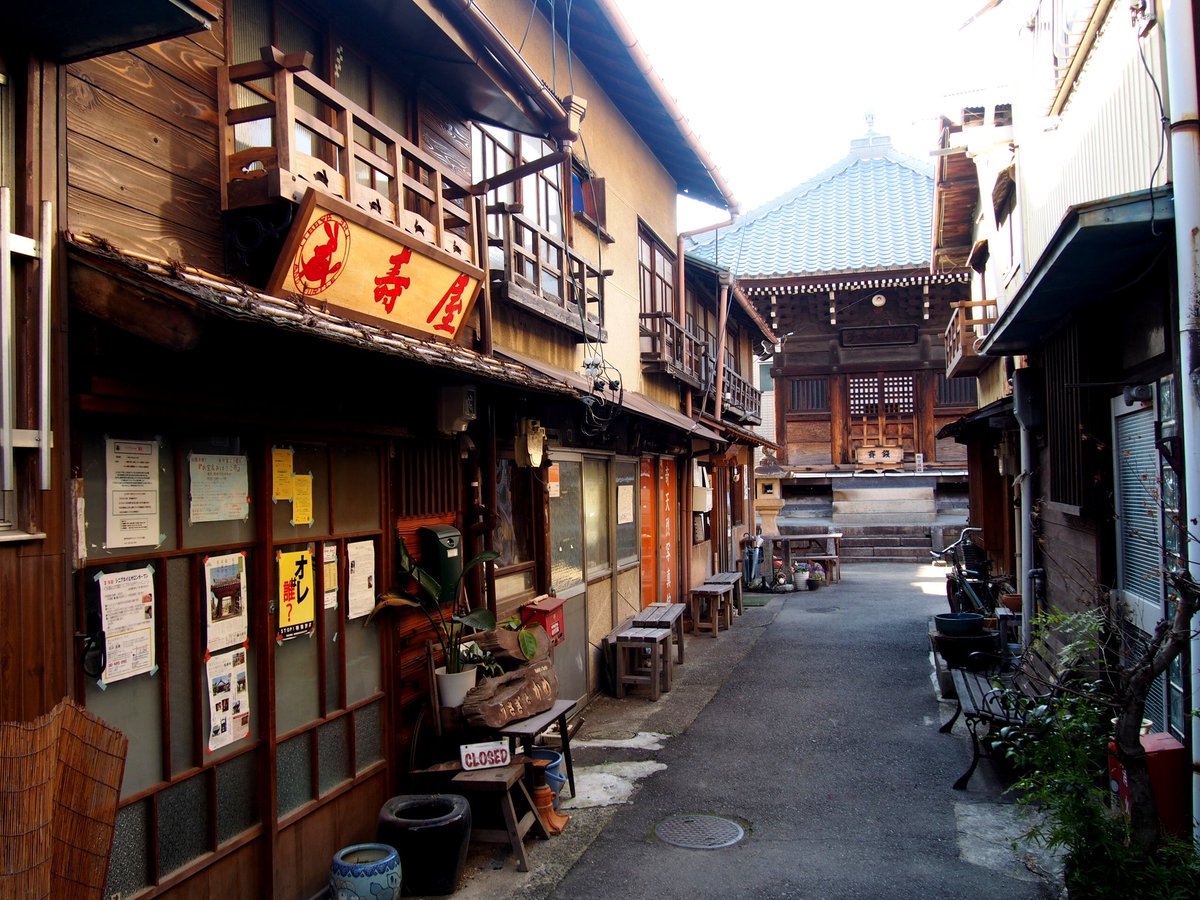 あさみん 商店街の本を年内出版予定 Na Tviteru 愛知県岡崎市松本町周辺はかつて花街として賑わっていて 料亭跡を使った雑貨屋や飲み屋街 お寺の参道には木造のアーケードも残っています T Co El015zxwvd