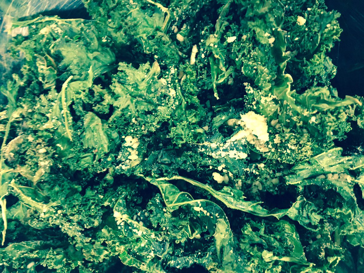 DtranRD's tweet photo. Baked Kale Chips with Parmesan cheese. #NationalNutritionMonth #putyourbestforkfoward @MorrisonCLiving @EHomesofMi https://t.co/miwwtBqIE9