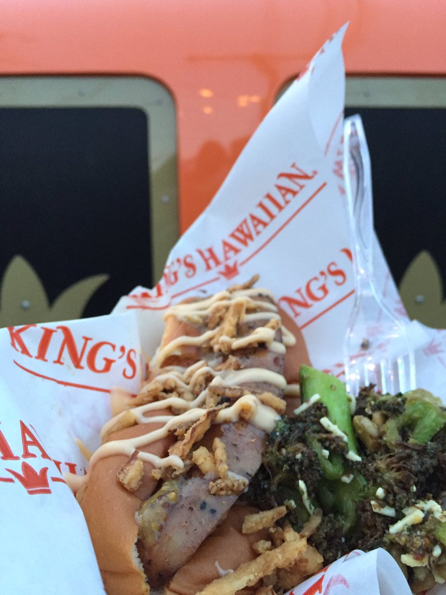 TeamRachael's tweet photo. Now serving the chicken apple sausage hot dog, stout mustard, melt with you cheese, &amp; crispy onions at the @kingshawaiian truck #RRFeedback https://t.co/UJGmdhzPY3