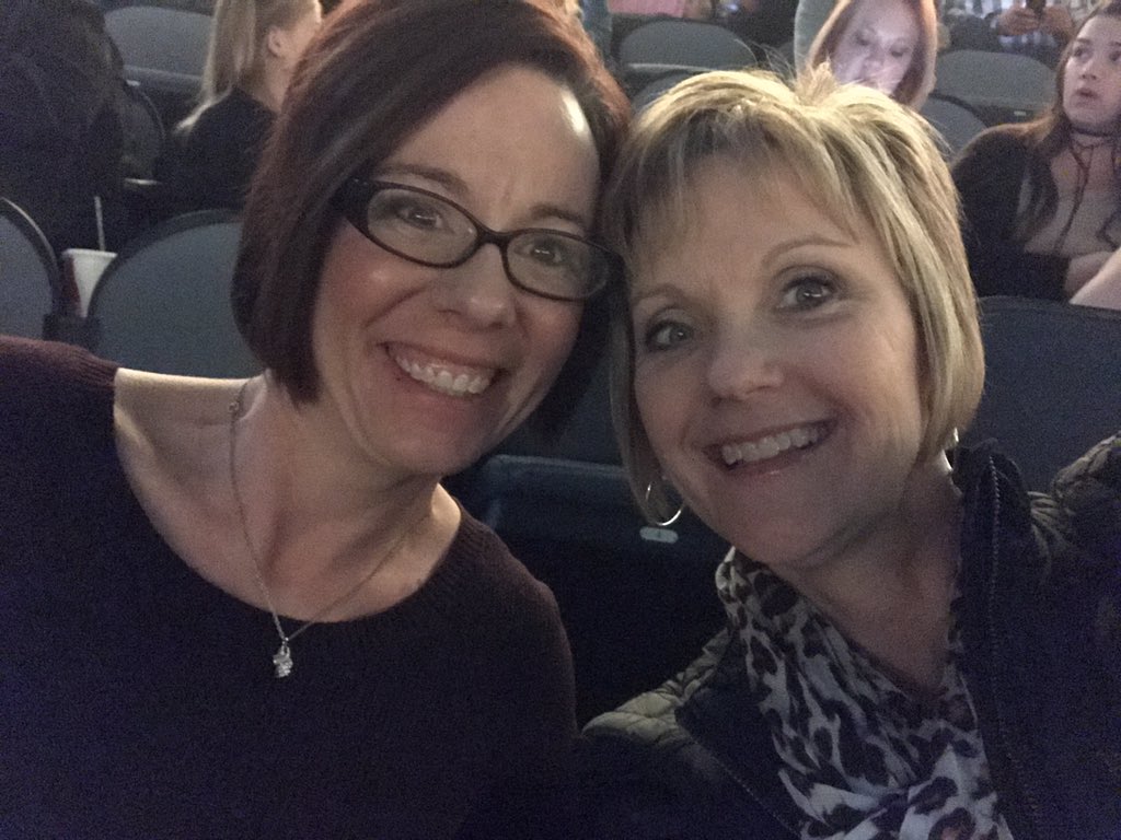 SugarDazed's tweet photo. #bsevansville #girlsnight #blakeshelton Ready for a great concert!! https://t.co/3WJvQhmxUh