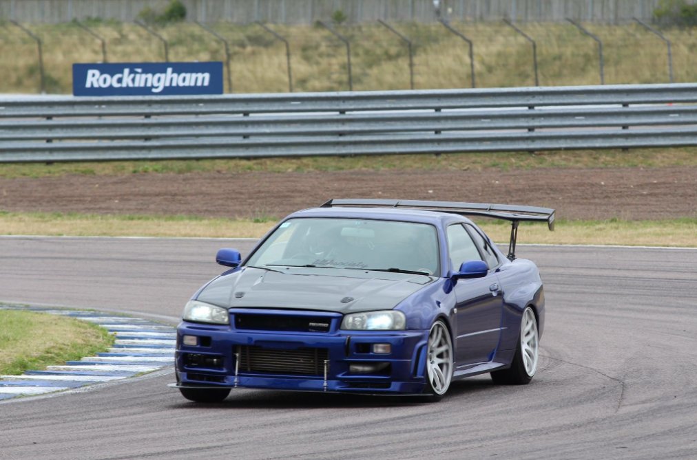 Nissan's tweet photo. Just making the rounds 💨 💨 💨 📷: Alex L. #TBT #SkylineGTR #NissanSkyline #OMGTR #skyline https://t.co/BmsBER1HVc