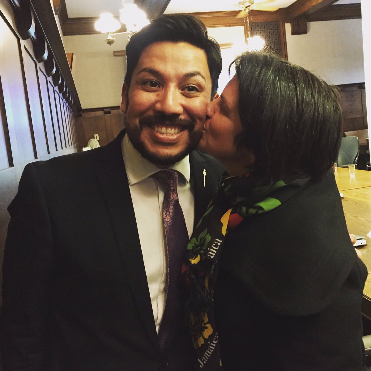 ACFAAB's tweet photo. La directrice de @FPFAlberta remercie le ministre @_ricardoyyc pour l'appui offert au réseau des Centres d'appui parental. #frab #abbudget https://t.co/VtKm6L7KsL