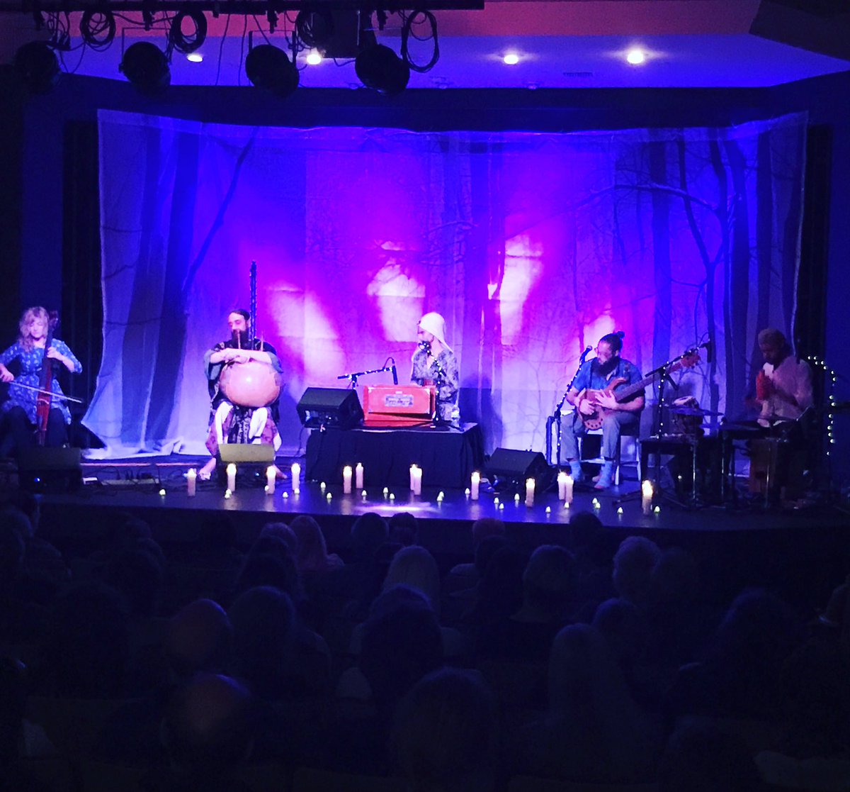 freeFallTheatre's tweet photo. Terrific crowd for @simritkaur tonight! #freefalltheatre #ffevents https://t.co/oyMnz7KA5G