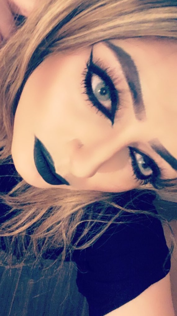 ArissasGlam's tweet photo. Goth chick look,eyes @soloticausa hidrocor quartz  brows @ABHcosmetics . Face @BenefitUK and @SleekMakeUP . Lips @KikoMilanoUK 💄✨💋 https://t.co/XM5YeYNuz6