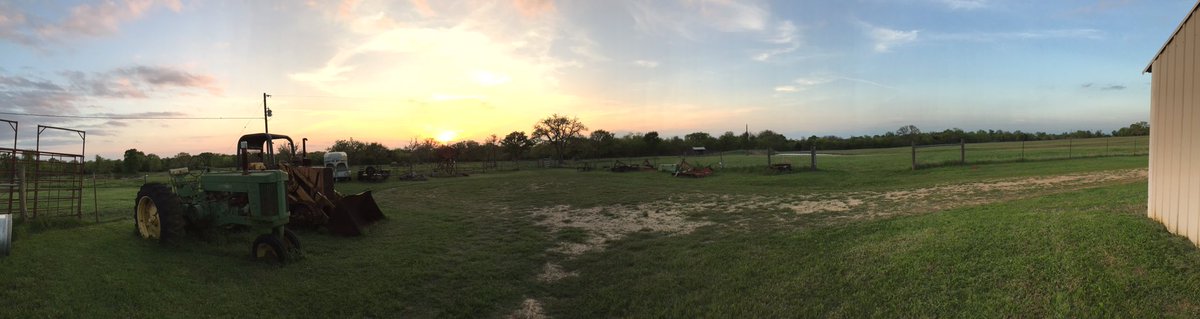 baileyann_may's tweet photo. The sunset was incredible at the ranch tonight! #mayranch #johndeere https://t.co/JBGs8opgsI