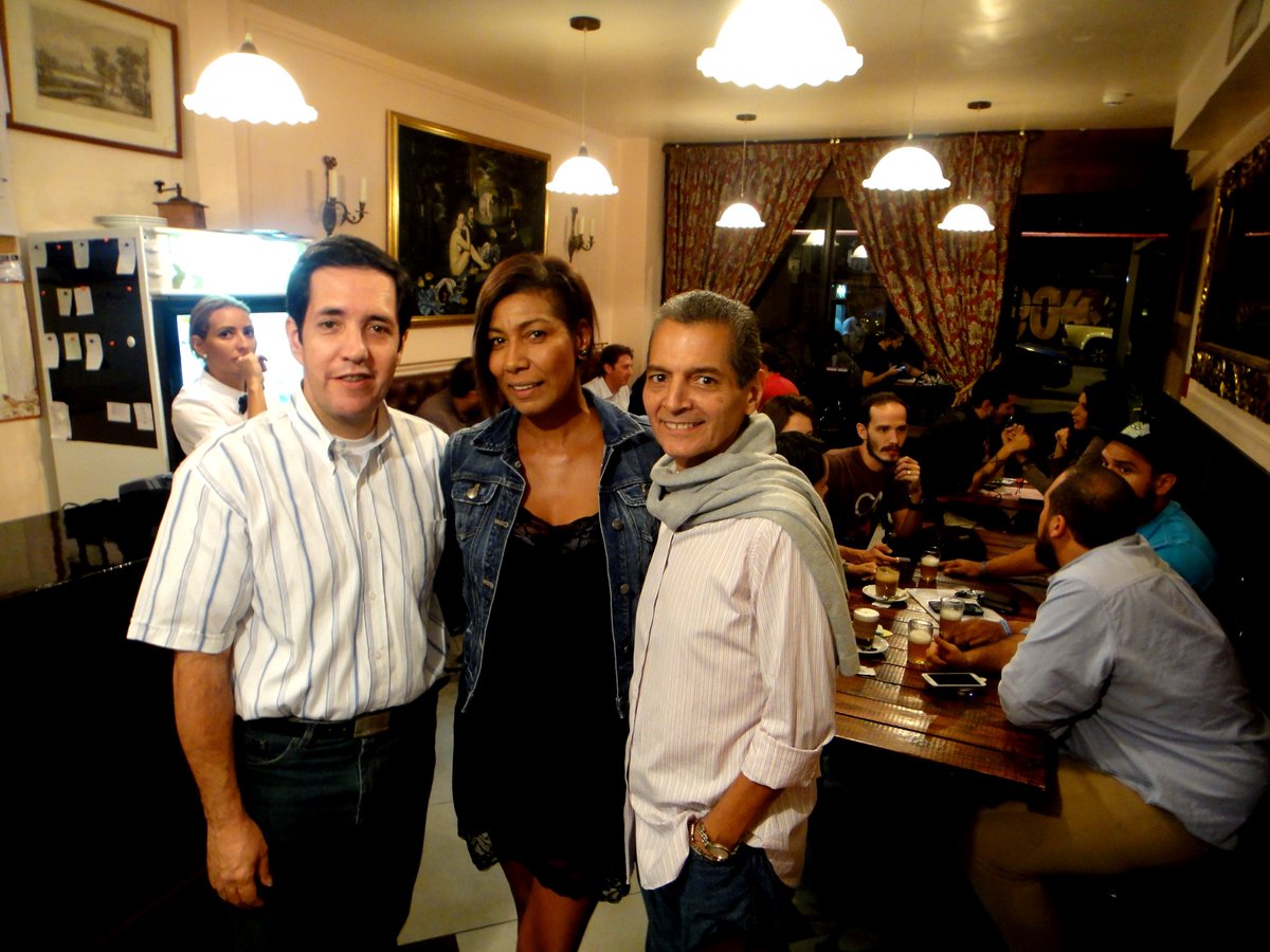 Hoy jueves tocando en <a href="/monsieurccas/">CAFEMONSIEUR</a>