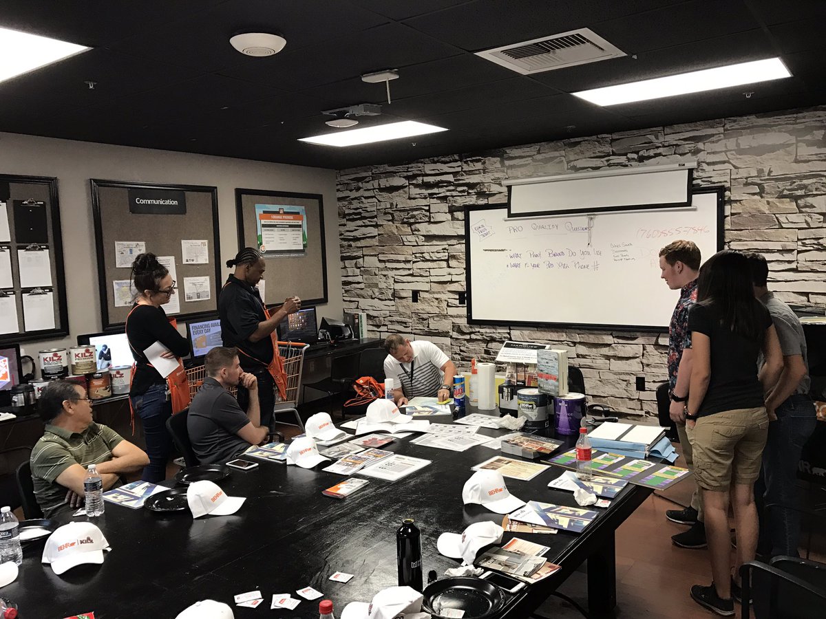 pepena45's tweet photo. Great class with @blaylock_rob with Behr @THD_Melissa @jim_varney @THD_D287 @HomeDepot @BehrPaint https://t.co/WelJ2Pyz7E