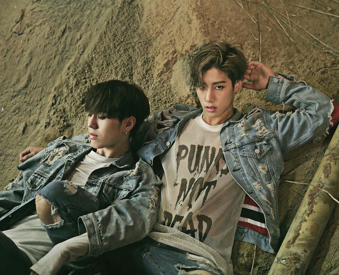Trashducky's tweet photo. ซบขนาดนี้ นอนหนุนขนาดนี้ เป็นอย่างอื่นไม่ได้แล้ว #YuMark 😭 https://t.co/jxvYPnhz2w