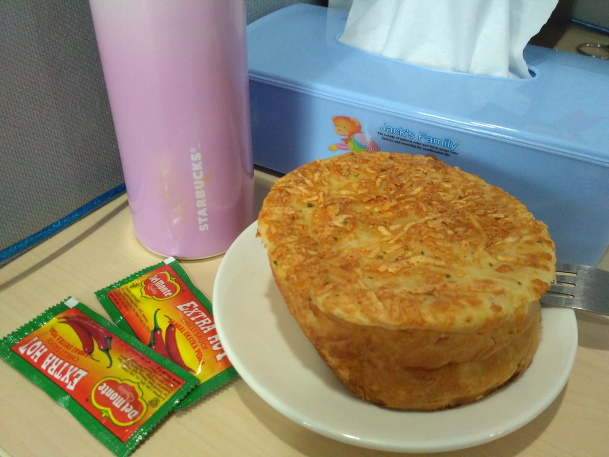 Dyanwiidya's tweet photo. Sarapan + ngopi pagi ini disponsori oleh promo @LineIDN for @SbuxIndonesia 🍺🍕
 #spicytuna #carameljavachip #happybreakfast https://t.co/wpJ3wPFiUM