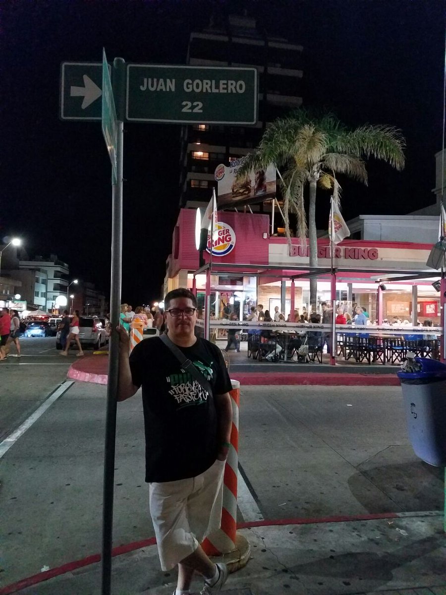 RTaglia's tweet photo. #Vacaciones #PuntaDelEste
@ChinoTaglia #Vero #Poupee #FelipeQuinto
Caminando por #Gorlero, viendo moda y degustando la gastronomía del este https://t.co/IYeVW9vGun