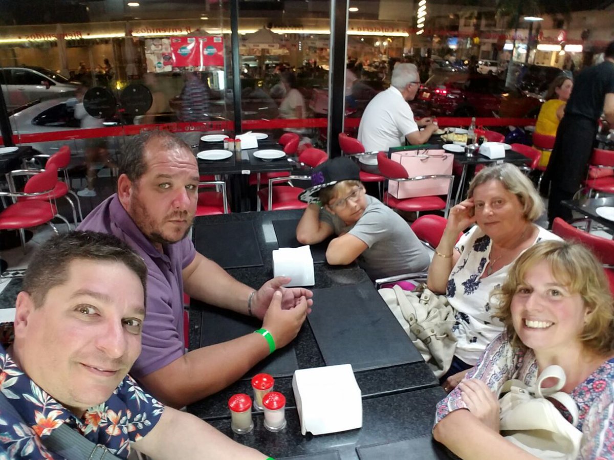 RTaglia's tweet photo. #Vacaciones #PuntaDelEste
@ChinoTaglia #Vero #Poupee #FelipeQuinto
Caminando por #Gorlero, viendo moda y degustando la gastronomía del este https://t.co/IYeVW9vGun