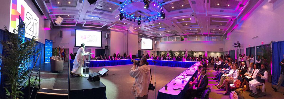 Gurudev's tweet photo. Gave the inaugural speech &amp; led a meditation for leaders from over 40 countries at the H20 World Happiness Summit at @MDCollege, Miami, FL. https://t.co/iYCh4nXJ9B