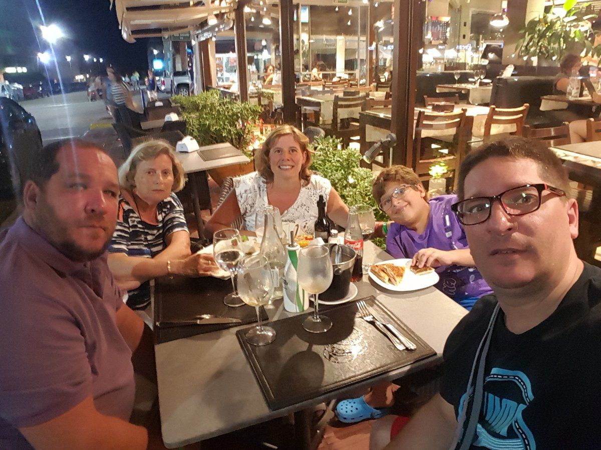 RTaglia's tweet photo. #Vacaciones #PuntaDelEste
@ChinoTaglia #Vero #Poupee #FelipeQuinto
Caminando por #Gorlero, viendo moda y degustando la gastronomía del este https://t.co/IYeVW9vGun