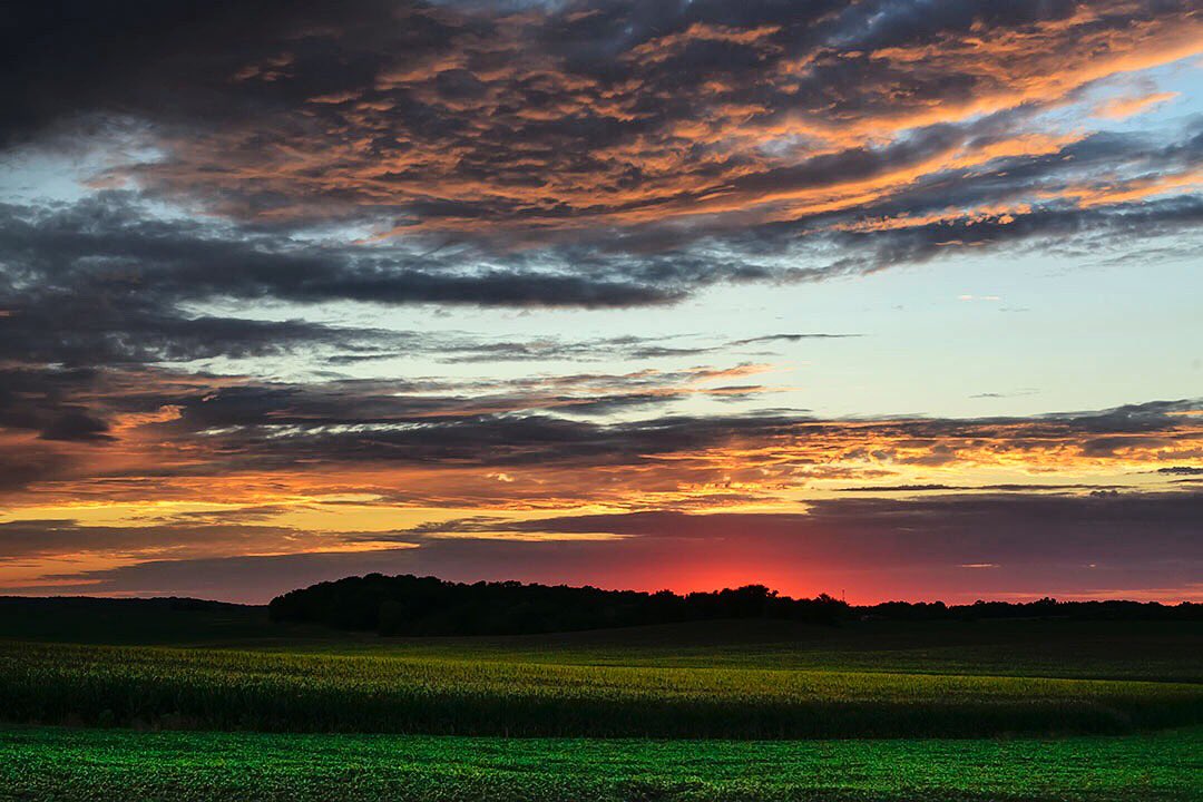 Tbt to last July when life was one long good vibe. #iowa #tbt #mountvernon