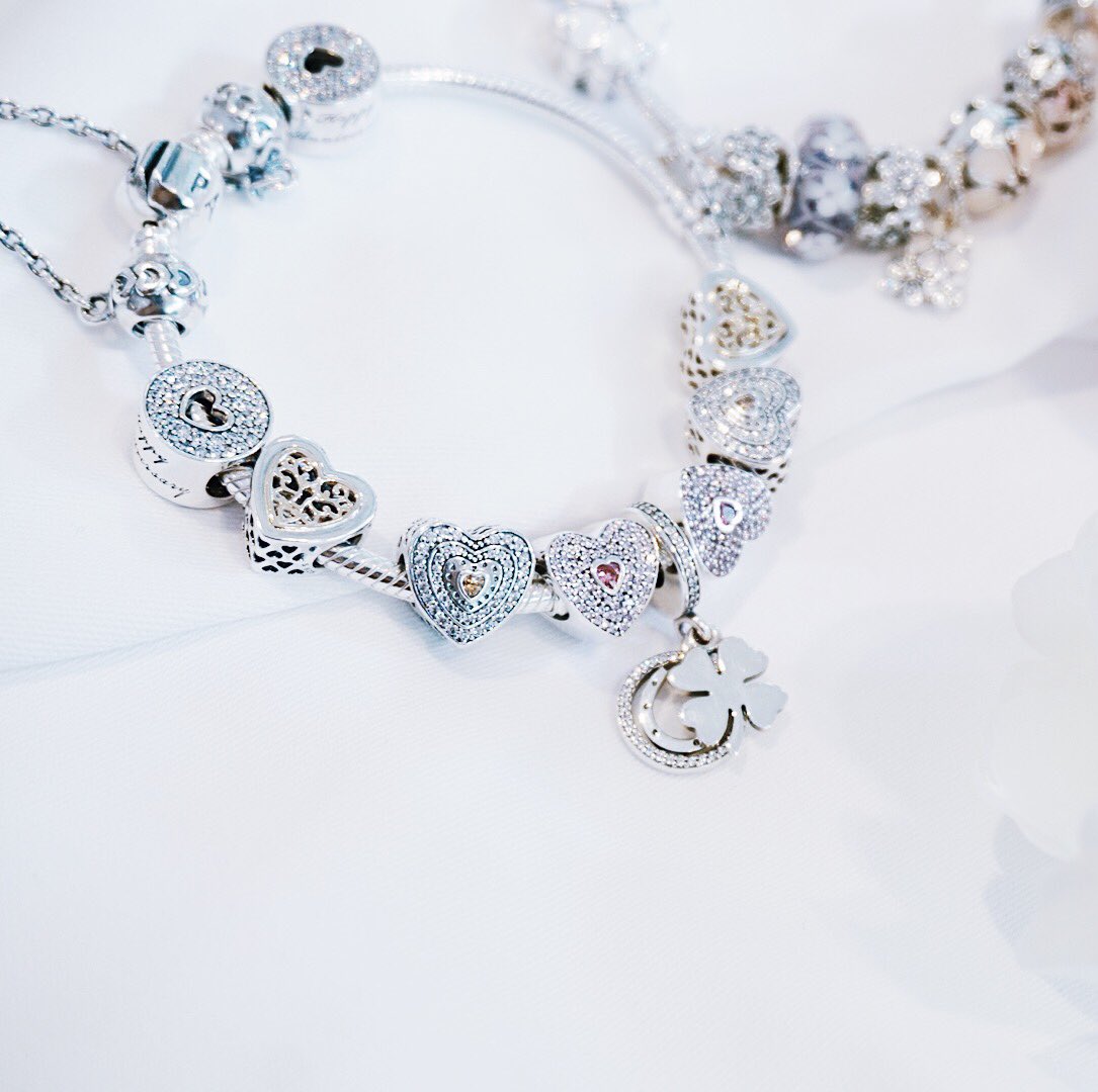 earthpynn's tweet photo. เมื่อวานไปงานเปิดตัว pandora คอลใหม่ น่ารักมากกก ละลายไปเลย โฮกกกก อยากจะได้มาใส่ให้เต็มมือ 5555 #HowtoPerfect #howtobeauty #dopandorath https://t.co/scwpjswlLa