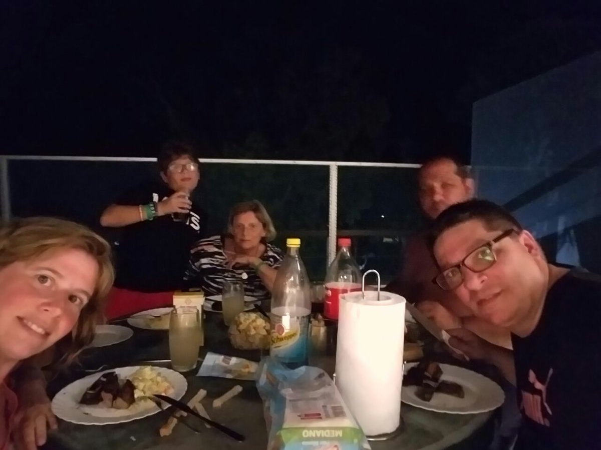 RTaglia's tweet photo. #Vacaciones #PuntaDelEste
@GreenParkPDEok
@ChinoTaglia #Vero #Poupee #FelipeQuinto
Infaltable "asadito" después de día de sol y playa https://t.co/tkFPjPcV8I