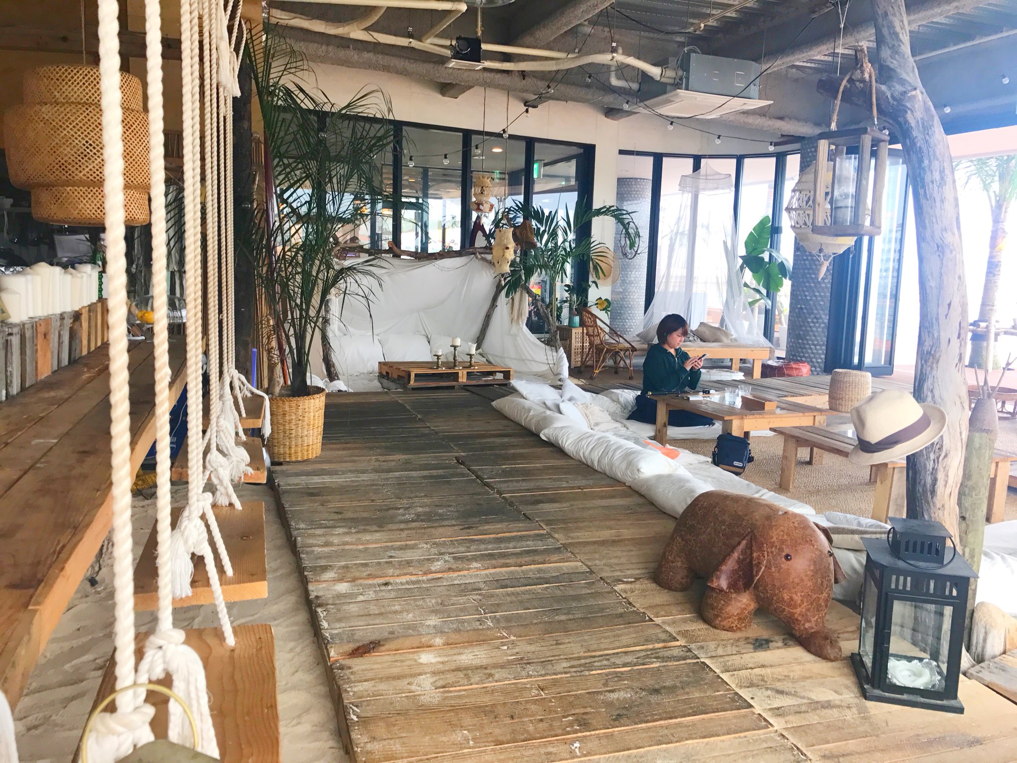 古性 のち Auf Twitter Instagramで見かけてからぜったい来たいと思ってた沖縄 北谷にあるブランコのあるカフェ Junglila 予想をはるかに上回る可愛さで浮かれすぎてる Wifiがないのと混み合いそうだからノマドはできなそう 残念 でも可愛すぎてやばい 旅