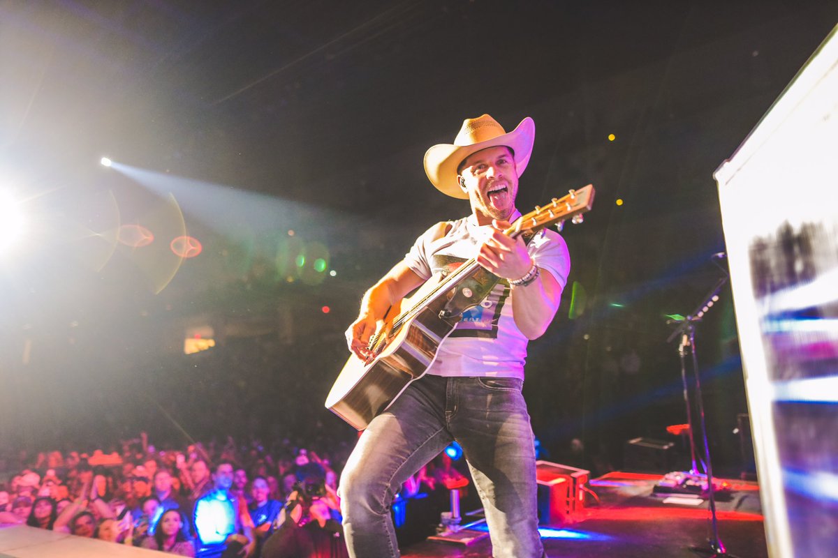 dustinlynch's tweet photo. It's the freakin weekend! #digyourroots https://t.co/53t0oPXykc