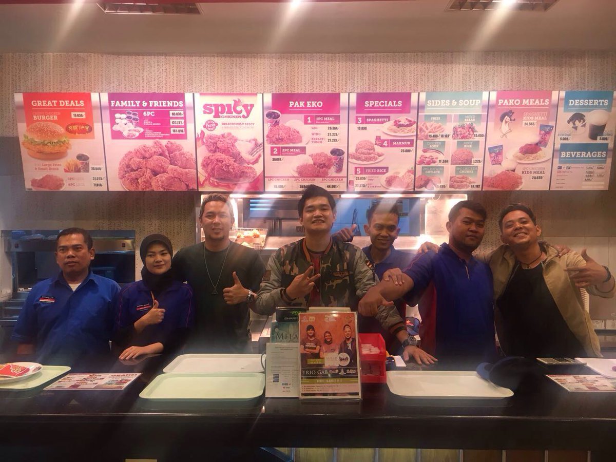 TrinityOptimaP's tweet photo. #TOPACTIVITY Kegiatan #TrioGAB kemarin yang melakukan visit store @TexasIndonesia Bandung #MELATI https://t.co/nKmlm2huXN