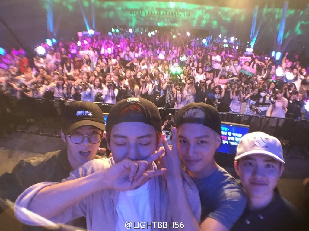 kimleeplay's tweet photo. พี่จ๋าถ่ายกัน หนูจะกดให้เอง (//o° ▿ °o) https://t.co/wCE5xsqsPF