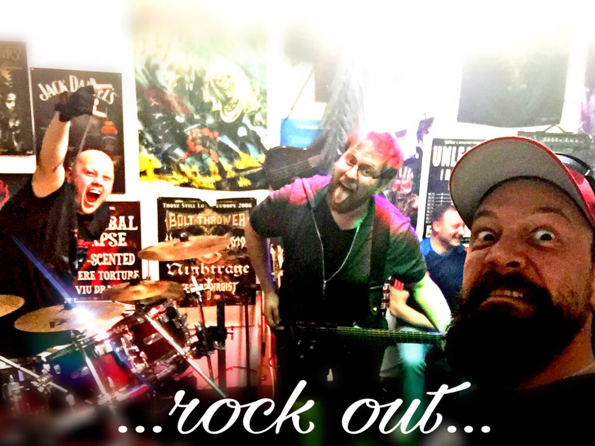 POM_rockout's tweet photo. Die MS Pom fährt unter Volldampf Richtung #Welschbillig. Dort gibt's #Coverrock vom Feinsten. #rockout #metalheads https://t.co/UGp5U3rHqy