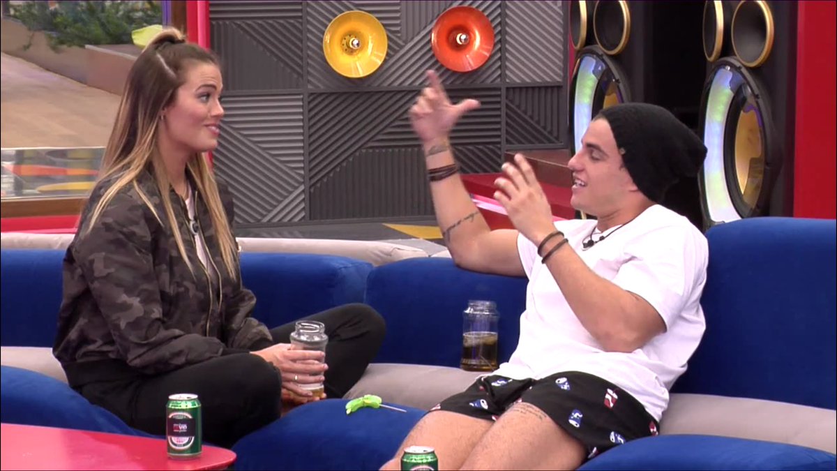 StonemCactaceae's tweet photo. Aly: He perdido el hilo #VIPDirecto 
Está concentrada en notar si su amigo está celoso o no https://t.co/5PL8e73OKO