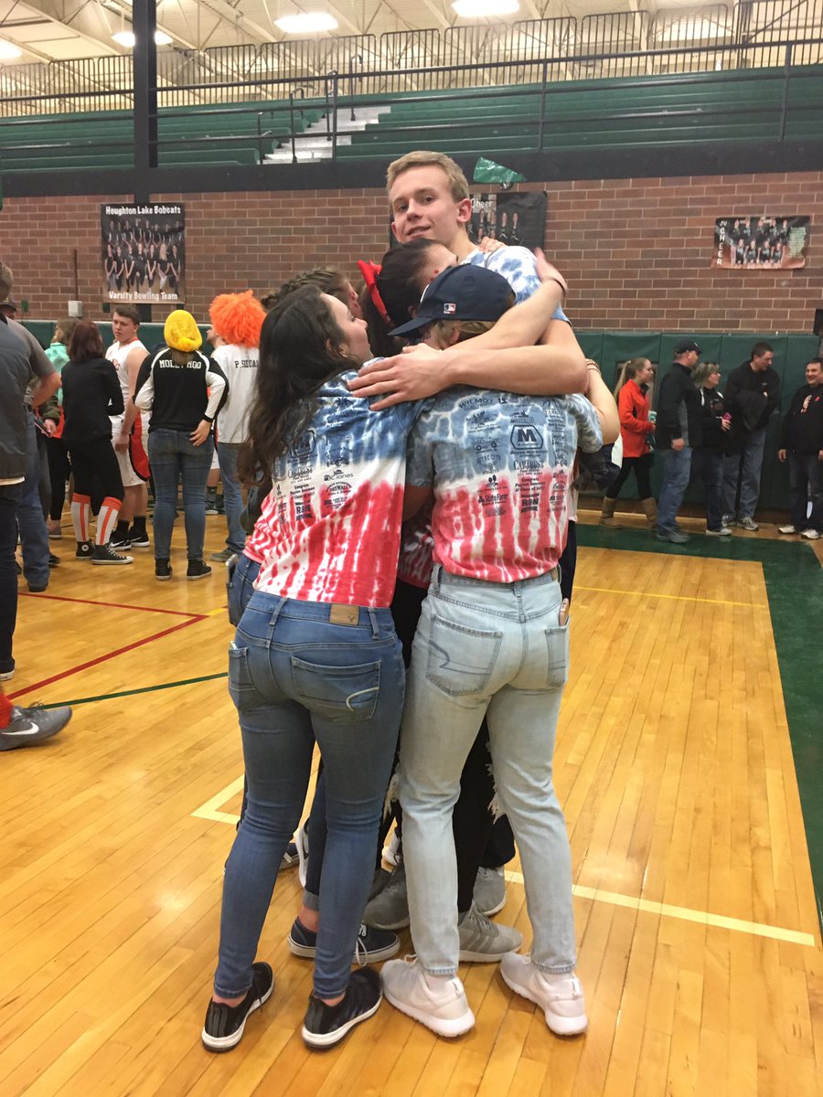 grace_ellwanger's tweet photo. Senior year has been an absolute blast w/ the best ppl, memories, & experiences. I have so many ppl 2 thank for that. #StraightBlessed https://t.co/5fAj0BVpHl